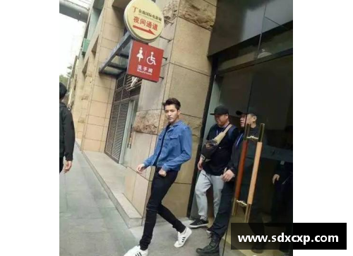 体育明星与街头大爷偶遇 引发的意外互动与感人故事